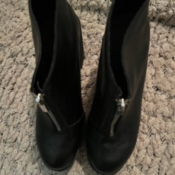 CUTE Chunky Heel Platform Bootie!! - Picture 2 of 3